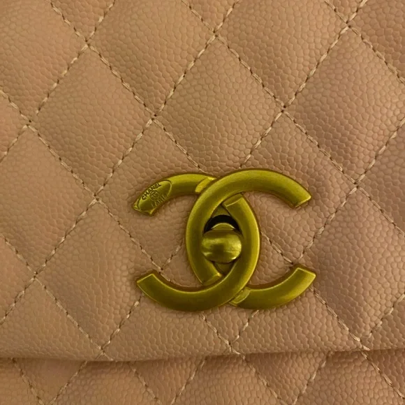 CHANEL Pink Quilted Shoulder Bag with Gold Logo - Picture 6 of 15